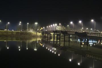 Fototapeta na wymiar Kładka przez rzekę w Malborku