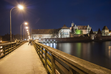 Zamek w Malborku nocą, zabytek wpisany na listę UNESCO