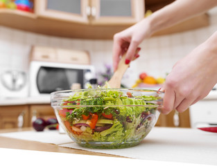 Stir salad a wooden scapula.