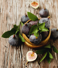 raw figs in a wooden bowl, selective focus