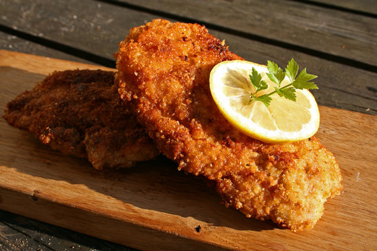 organisch lifestyle schnitzel nat&uuml;rlich h&ouml;lzern close up werbetafel werbeschild modern