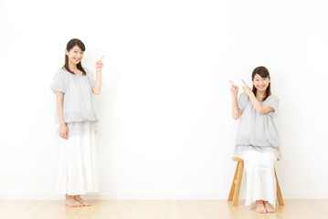女性　指差し　立ち　座り
