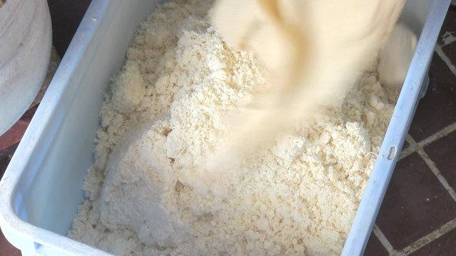 豆腐店で「おから」を作る様子