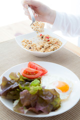 朝食を食べる女性　シリアル食品