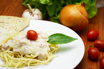 spaghetti white cream sauce and basil leafe
