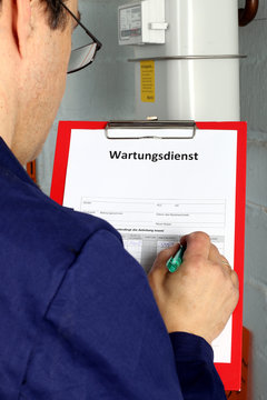Wartungsvertrag Gasz&auml;hler wird ausgef&uuml;llt, Handwerker