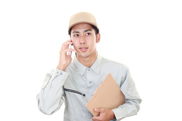 通話中の作業員