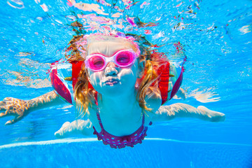 baby swimming © yanlev