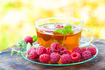 green tea with raspberries and mint