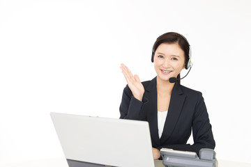 案内する笑顔のオペレーター