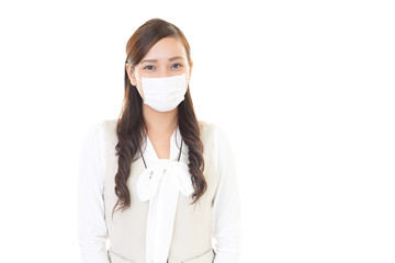 マスクをする女性