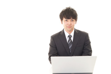 PCで仕事中の男性