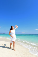Fototapeta na wymiar 沖縄の美しい海でくつろぐ女性
