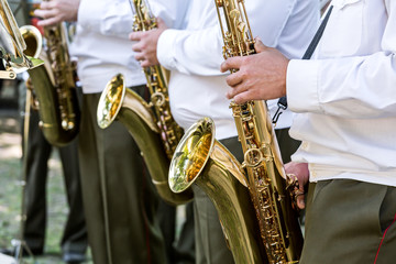 Naklejka premium musicians playing the saxophones in military orchestra