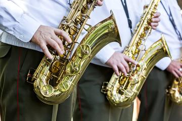 Obraz premium military band performing at the music festival