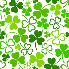 Fototapeta premium Vector seamless pattern with green shamrock leaves on a white background.