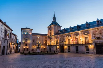 Kussenhoes Evening at Plaza de la Villa in Madrid, Spain © lenisecalleja