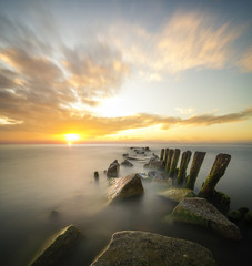 Pejzaż morski,fale rozbijające się o brzeg © Mike Mareen