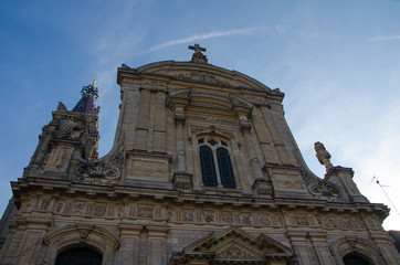 Fototapeta na wymiar Façade de la cathédrale de Cambrai
