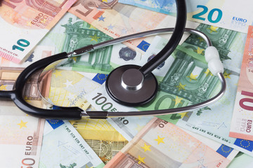Euro-Banknoten mit Stethoskop