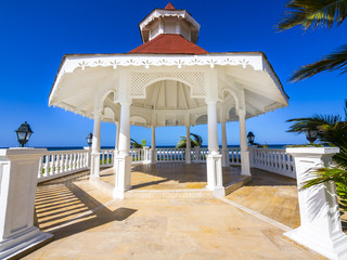 Fototapeta premium Karibischer Strand North Beach mit Strandpavillion, Runaway Bay, Jamaika, Karibik