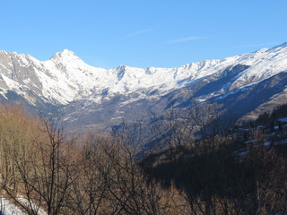 Obraz na płótnie Canvas Saint-Michel-de-Maurienne - Vue sur les montagnes enneigées