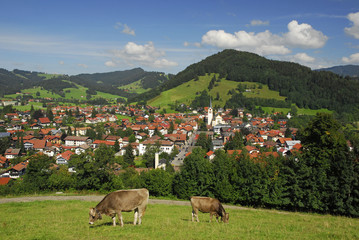 Fototapeta na wymiar Oberstaufen mit Staufen Berg