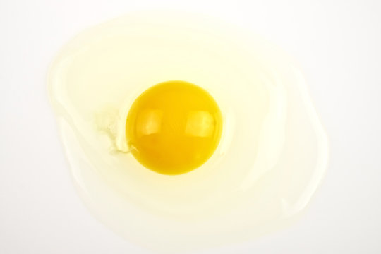 ein aufgeschlagenes rohes Ei