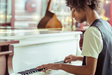 Naklejka premium Man playing piano