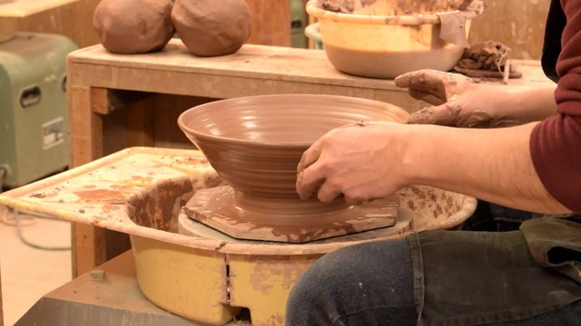 電動ろくろによる輪花鉢の制作4