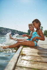 Kinder plantschen und spritzen mit Wasser