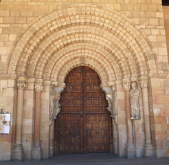 Fototapeta na wymiar Southern Door, Basilica de San Vicente