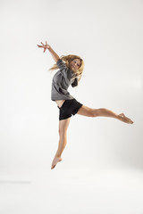 Obraz premium piękna dziewczyna taniec na szarym tle