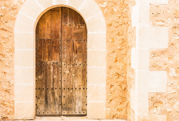 Alte Holztür und rustikale Steinmauer