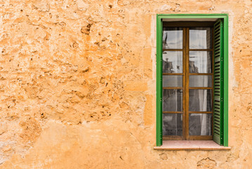 Fototapeta na wymiar Haus Wand Mediterran mit Holz Fenster Rustikal