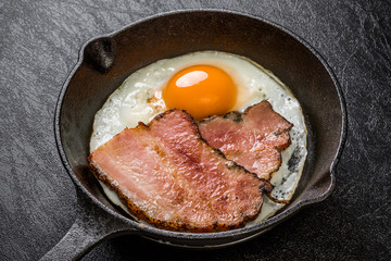 スキレットの厚切りベーコンエッグ　 Bacon and eggs and iron fry pan