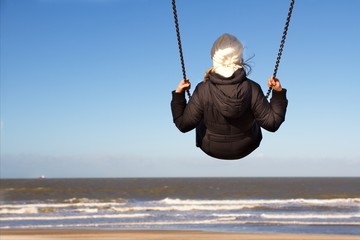 Schaukeln / Meer / Frau