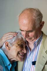 Coppia di anziani abbracciati