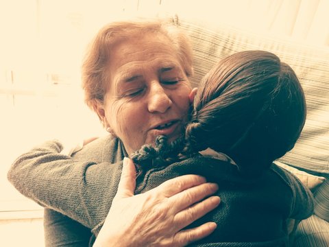 Nieta abrazando a su abuela
