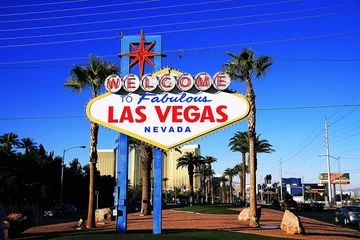 Poster Het Welcome to Fabulous Las Vegas-bord op een zonnige dag in Las Vegas.Welcome to Never Sleep city Las Vegas, Nevada Sign met het hart van de Las Vegas-scène op de achtergrond. © AmeriCantaro