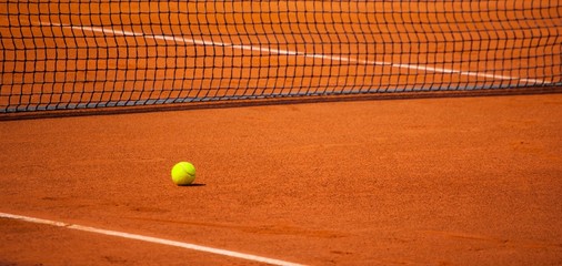 Balle de Tennis sur un Terrain de Tennis