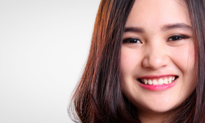 Naklejka premium Closeup face of cute Asian smiles, isolated copy space
