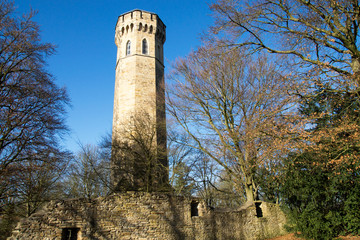 Obraz premium Vincketurm und Burgruine der Hohensyburg in Dortmund, Nordrhein-Westfalen