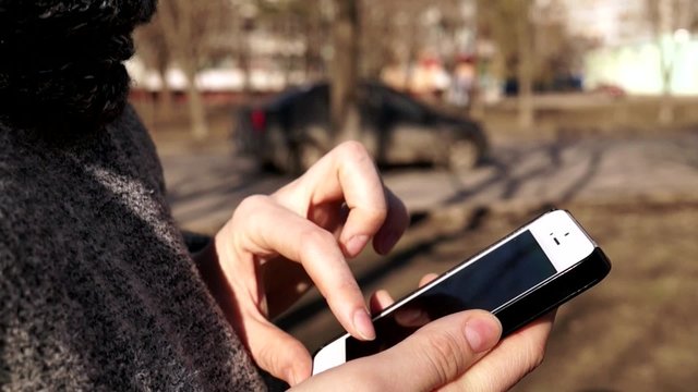 смартфон в руках девушки