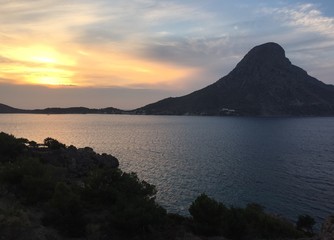 Kalymnos : coucher de soleil sur l'île de Telendos (Grèce)