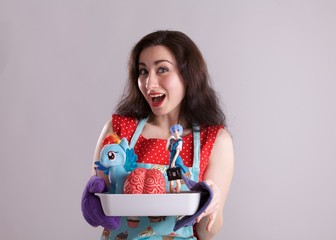donna con vassoio giochi