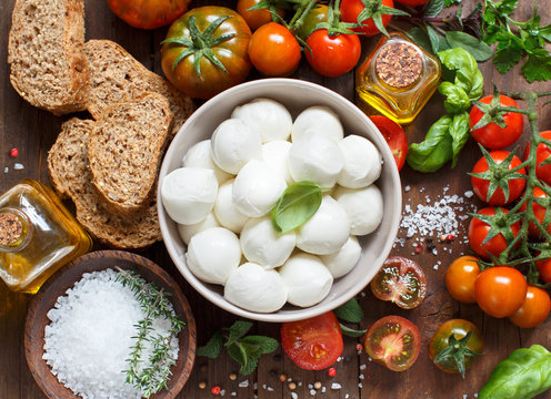 Italian cooking ingridients and mozzarella