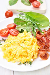 Scrambled eggs, bacon and vegetable