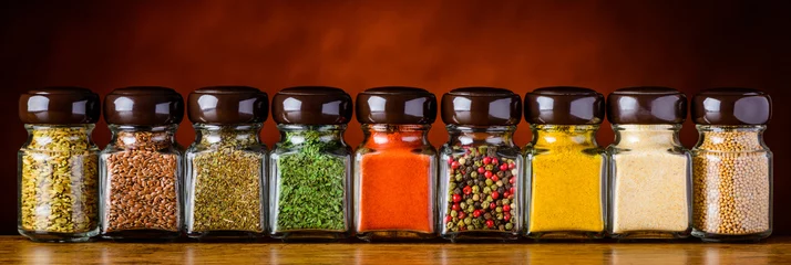 Gläser zum Kochen von Gewürzen und Samen © xfotostudio