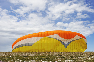 Obraz premium Paraglider canopy on the ground before a take-off